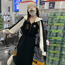 实拍韩版黑色撞色连帽卫衣裙女2026秋季新款设计感显瘦连衣裙长裙