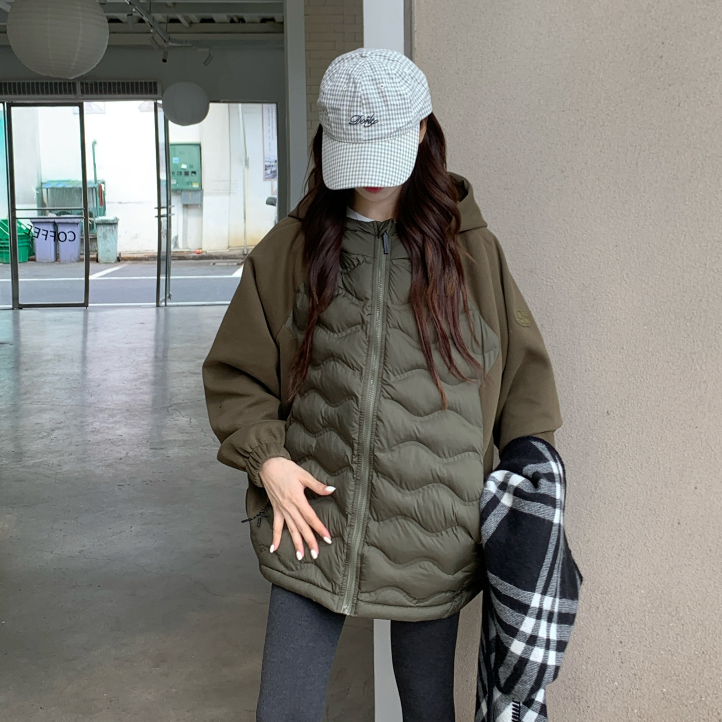 Comercio exterior ropa de algodón plumón otoño invierno 2025, nueva mujer con chaqueta de algodón caliente ligera, ropa de algodón con capuchón grande suelta