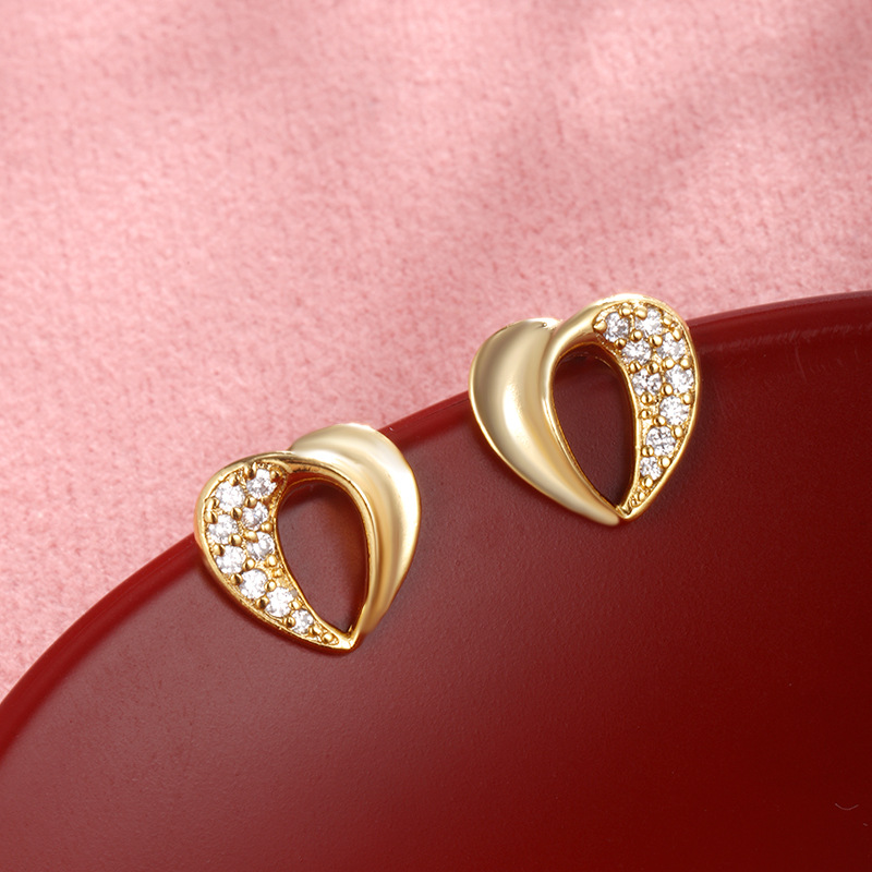Joyería Xuping aleación de cobre chapado en 24K color pernos en forma de corazón de gemas artificiales, diseño de pendientes de amor ligero y lujoso