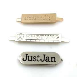 金属标牌logo定 制字母合金点漆电镀插脚箱包帽子服饰商标银色