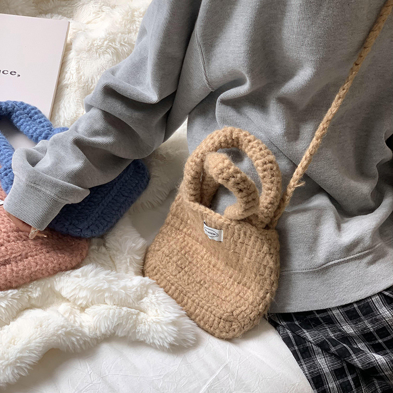 Bolsa de hombro, bolso de mochila para mujeres versátil 2025 nicho de diseño de la atmósfera versátil bolso de lana de punto, bolso de mano de tejido