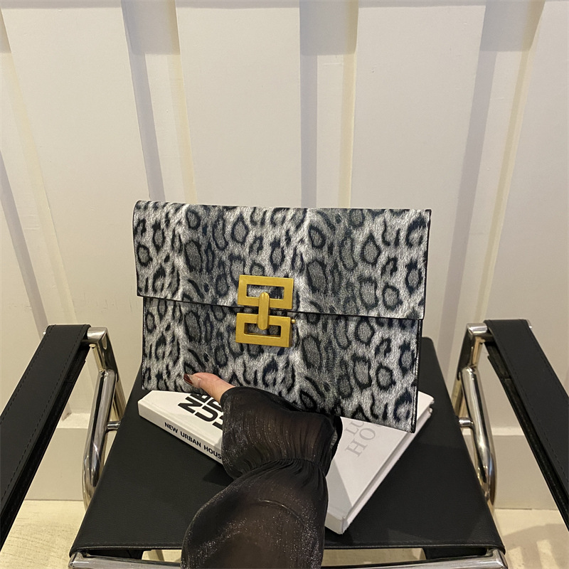 Bolsa de moda de estilo extranjero estampada simple sobre de moda 2024 nuevo color de contraste para la personalidad de la dama de la cena bolsa de mano