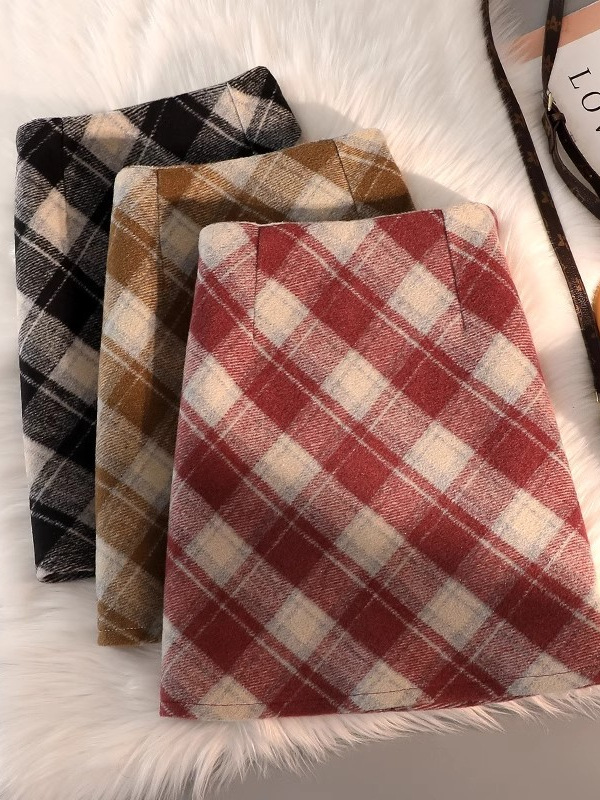 Retro woolen red colored demi-season skirt