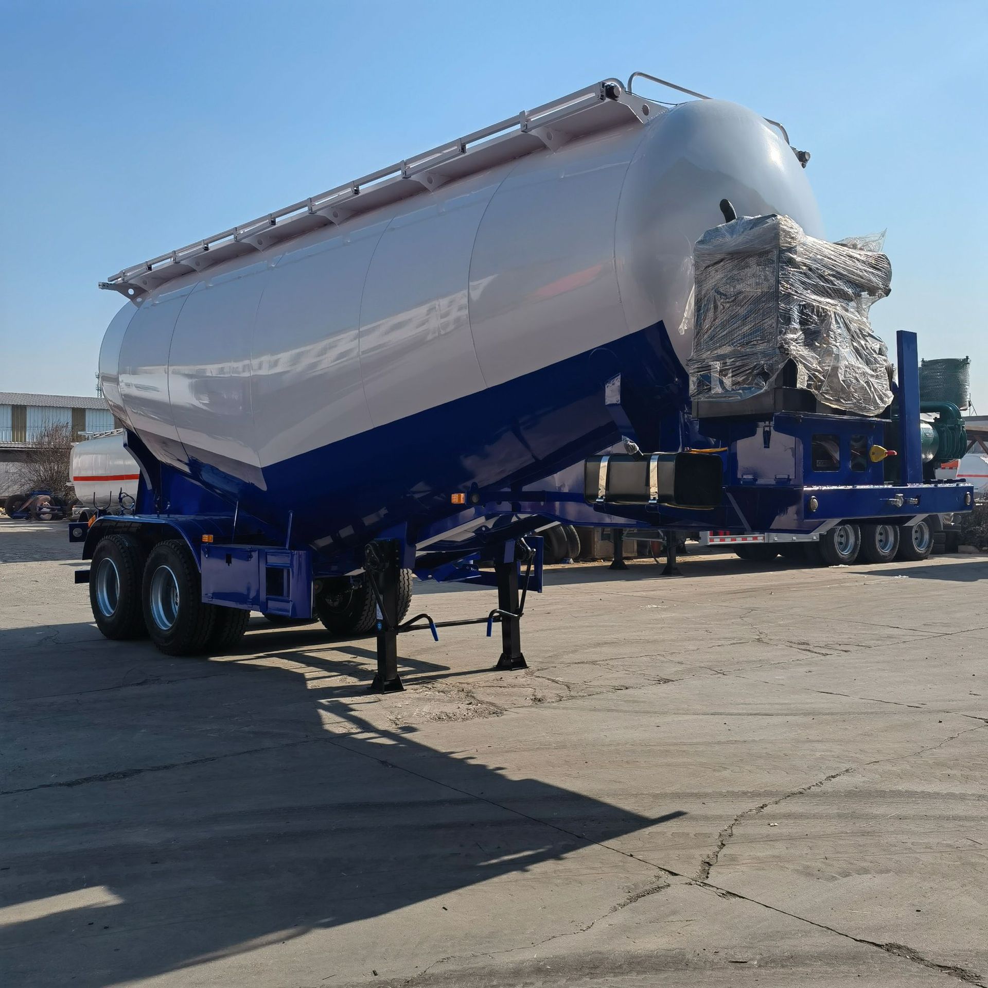 Cross-border powder and granular material transport truck, 45-cubic-meter ash-discharging semi-trailer transport truck, bulk cement tanker truck