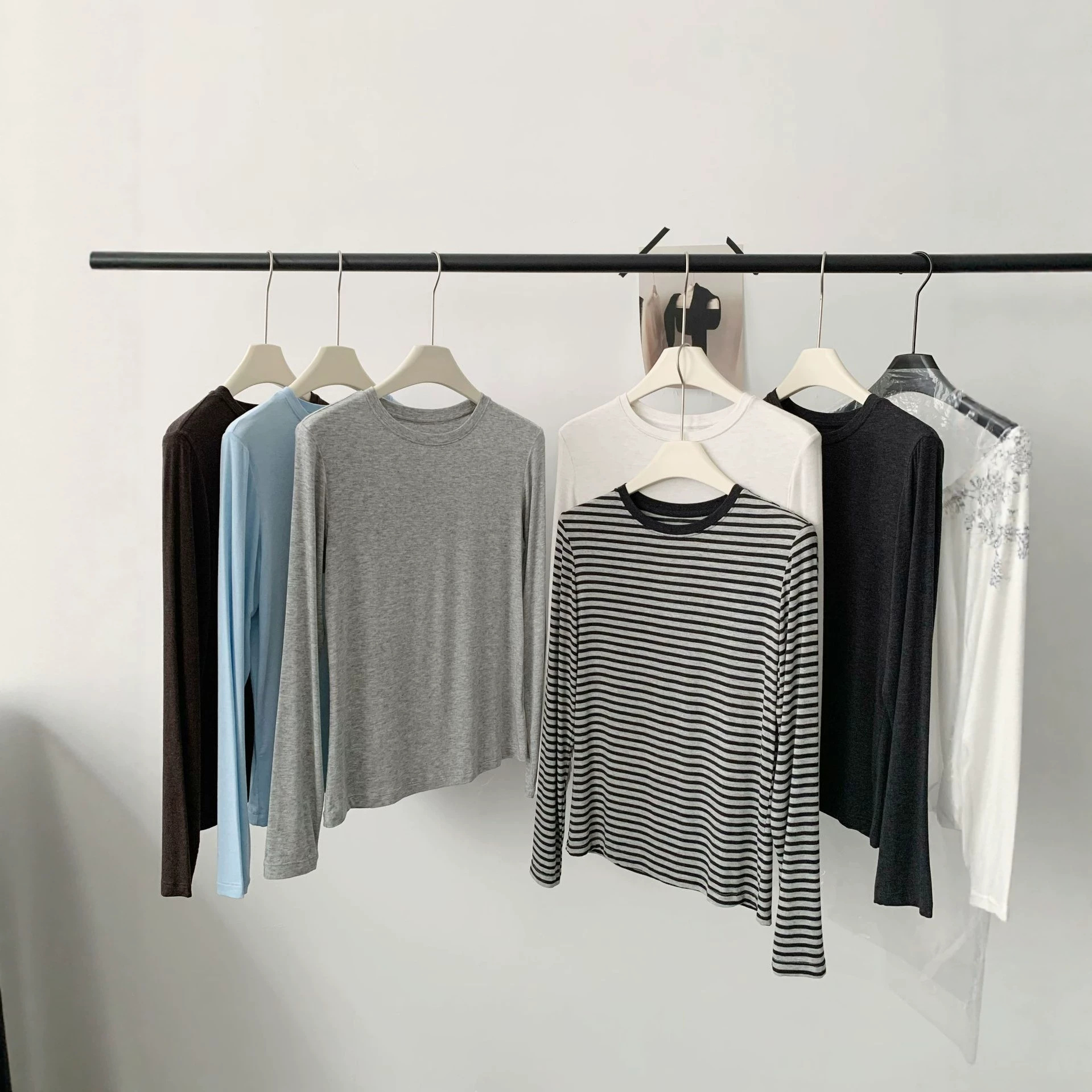 In-stock cashmere and regenerated cellulose blend crew neck base shirt for autumn and winter, soft and skin-friendly, minimalist long-sleeve knit