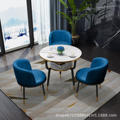 진한 파란색 가죽 의자 3개와 테이블 1개