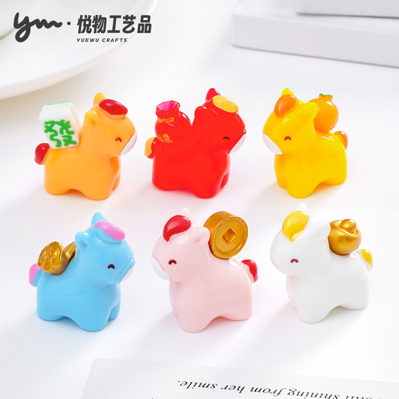 新年可爱发财暴富小马公仔萌粒 diy装饰品配件迷你车载桌面小摆件