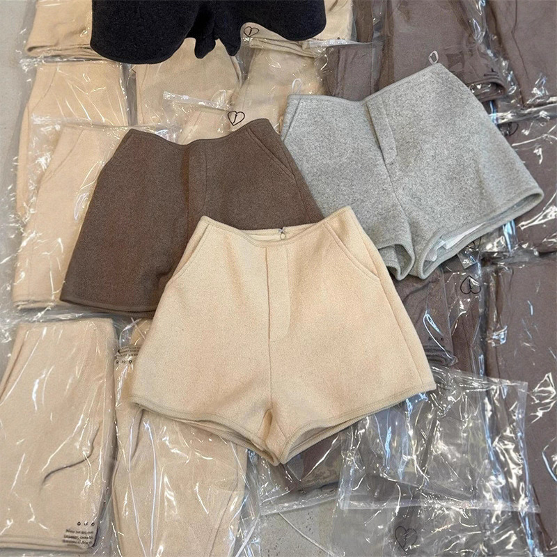Autumn and Winter Petite Casual Soft High-Waisted Apricot Lamb Wool Shorts for Women to Wear Outside 2025 New Style with Boots