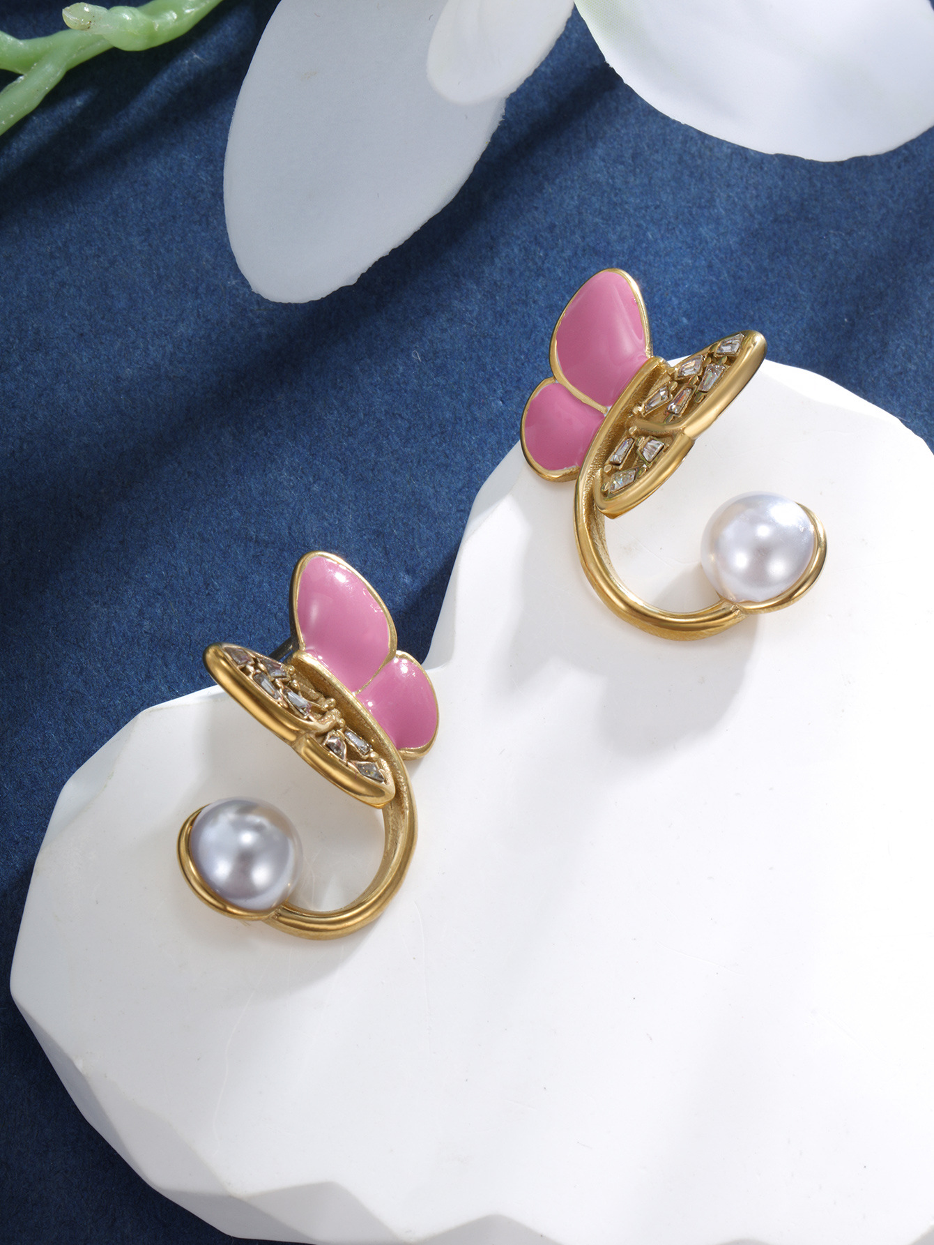 Xuping Jewelry Esmalte de goteo Pendientes de perlas de imitación de mariposa Pendientes de temperamento de diseño de nicho de alta gama de estilo coreano