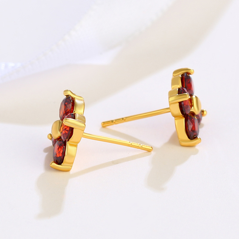 Xuping joyería de cuatro hojas gemas flores rojas pernos de orejas para mujeres coreanas pequeñas frescas de arroz dulce joyería de orejas compacta al por mayor