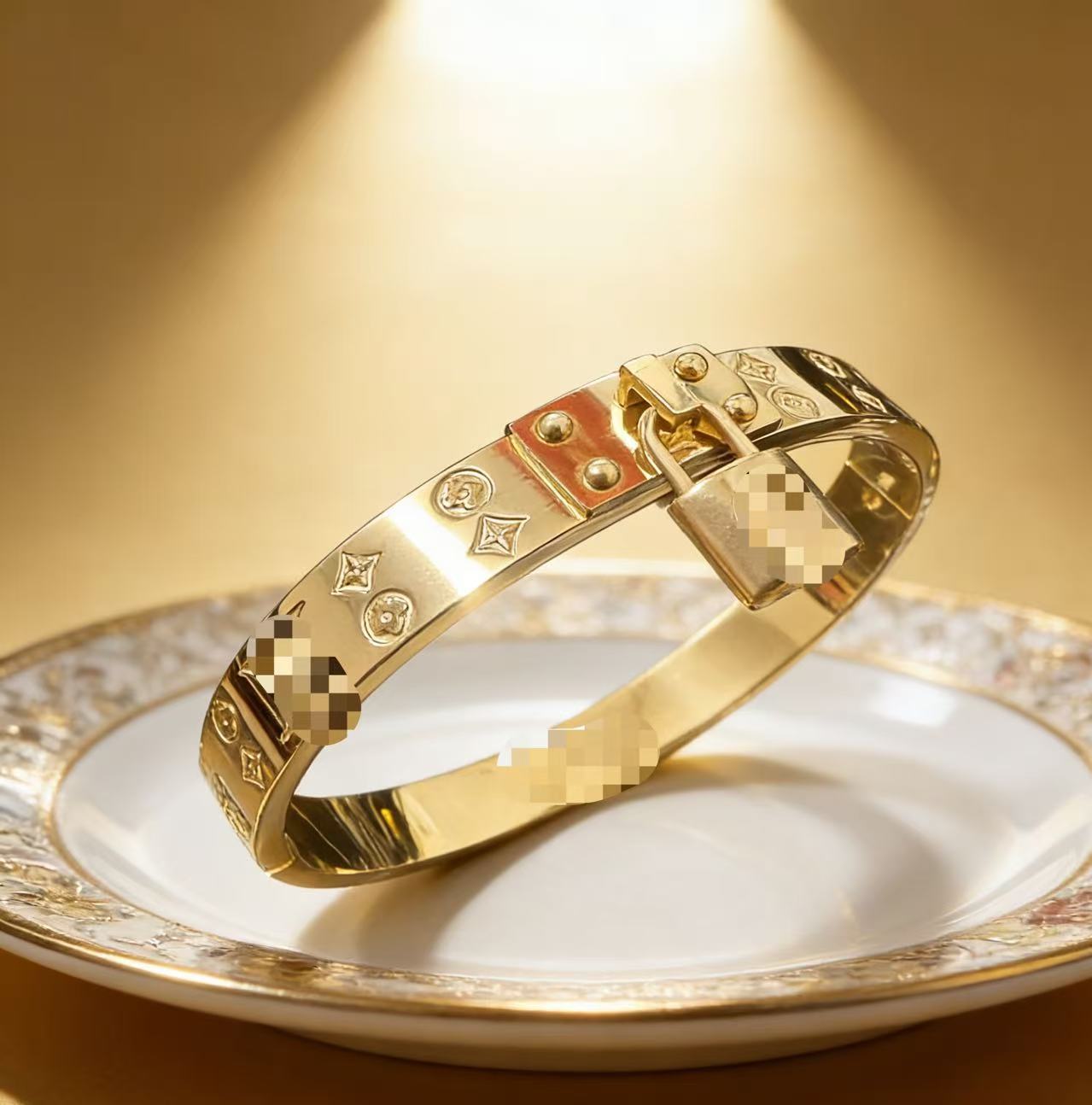 2025 新しいヨーロッパとアメリカのビッグブランドチタン鋼ブレスレット非退色ステンレス鋼ブレスレットバックルオープニングハンドジュエリー卸売