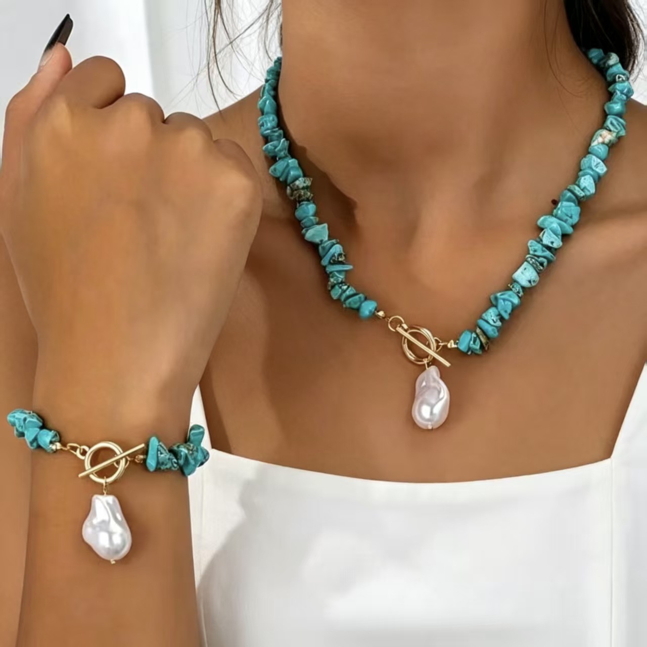 Versatile European and American Baroque Pearl Pendant Collarbone Chain, Unique Design with Crushed Stone Beads Necklace, Women's Jewelry Wholesale