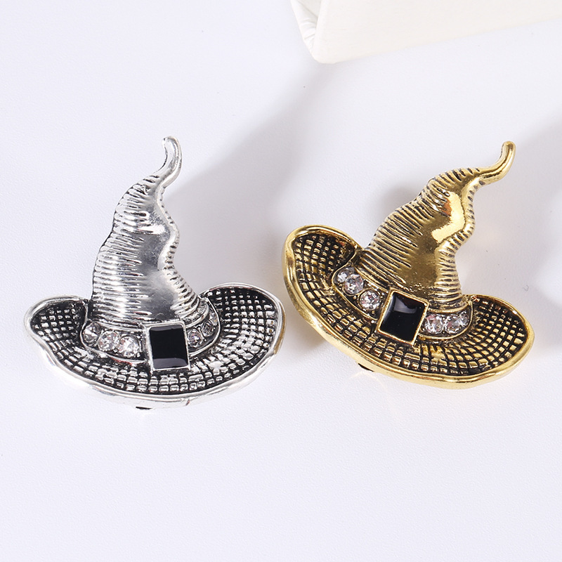 Estilo europeo y americano retro bruja sombrero broche versátil Ropa Accesorios Halloween magia sombrero pin hembra en stock venta al por mayor