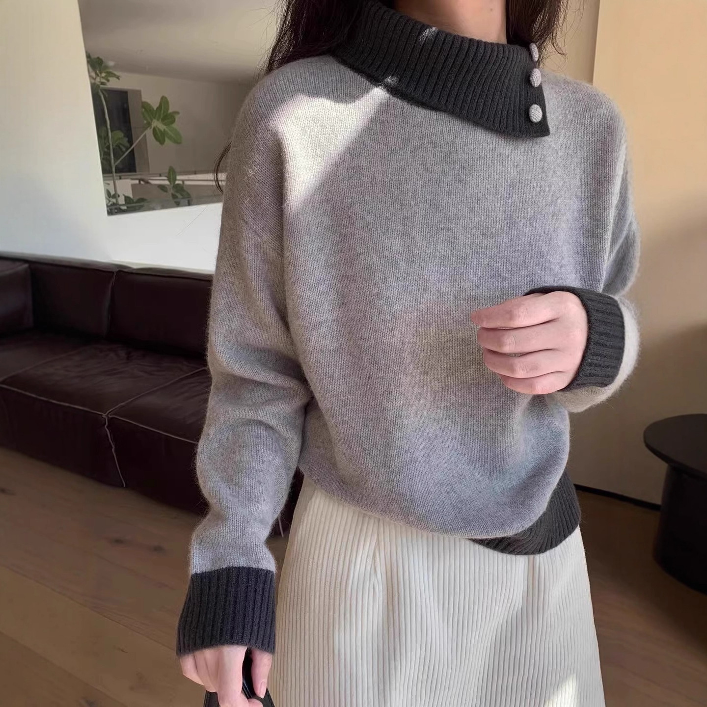 Suéter suelto de polvo de frambuesa glutinosa suave empalmado, mujer otoño-invierno coreano con collar de punto con una gorra elegante