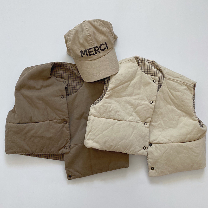 Korean style children's autumn and winter new vest, reversible casual sleeveless quilted inner lining cardigan for boys and girls.