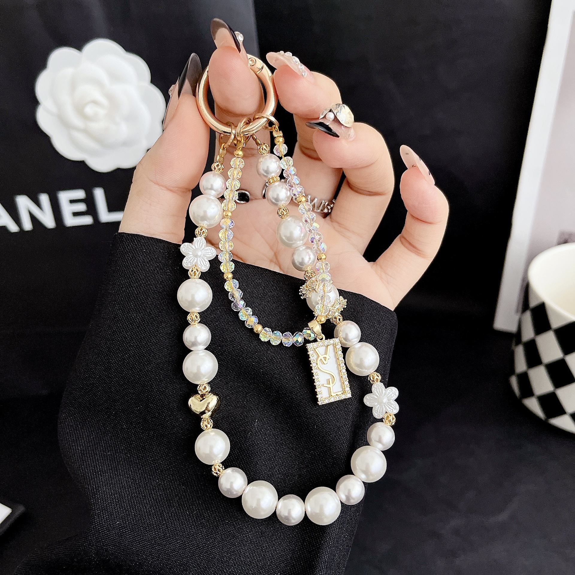 Hecha a mano de alta calidad cadena de teléfono móvil mujer cadena corta aleación de moda pequeña serie de viento de fragancia bolsos de teléfono móvil accesorios cortos