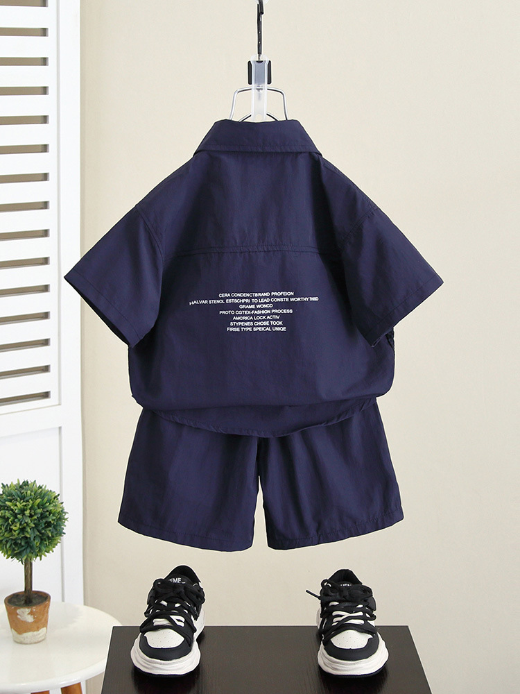 Conjunto de verano para niños 5408, ropa infantil moderna de manga corta, conjunto de dos piezas con camisa elegante para verano, nuevo modelo 2026 para niños pequeños.