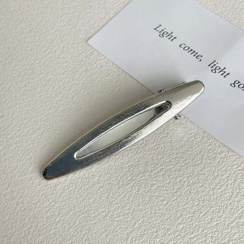 De metal de una sola palabra pico horquilla accesorios para el cabello femenino de alto grado estilo Chanel miumiu carta horquilla ins estilo clip lateral