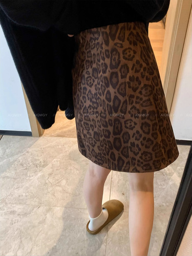 Women's leopard print retro skirt 2025 autumn and winter light mature style fashionable slim A-line short skirt boot skirt trendy
