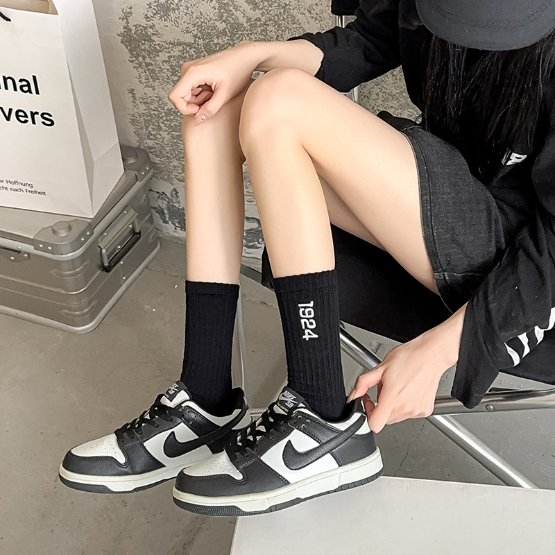 Calcetines de algodón mujeres bordadas letras medianas calcetines transpirables tendencia jk calcetines Zhuhai industria al por mayor