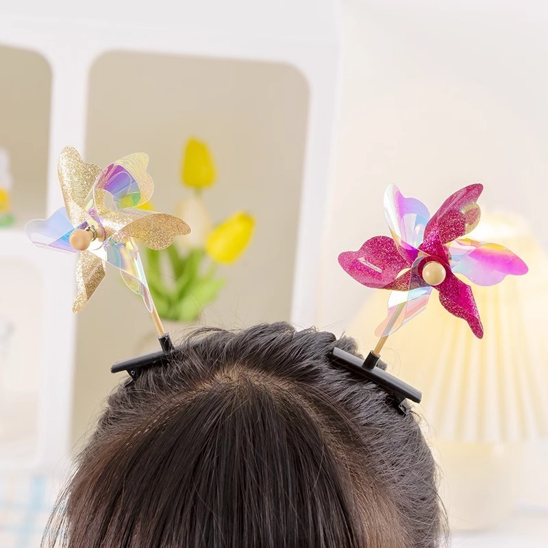 創意のまぶしい風車のヘアピンの子供の幼稚園は小さいプレゼントを分かち合います。|undefined