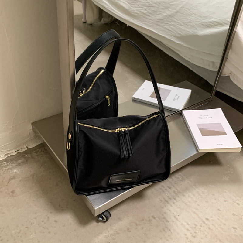 Bolsa de tela de nylon de gran capacidad para mujeres verano 2026 nueva moda moda moda bolsas de almohada de viaje bolsa de ocio
