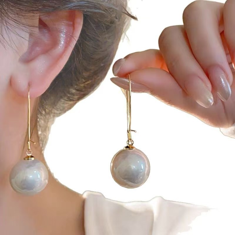 2025 nuevos pendientes de perlas nicho lujoso ligero celebración de perlas rojas otoño invierno sensación de alta calidad perlas auriculares temperamento ganchos de orejas