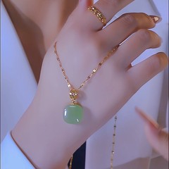 新しいHetian Jade平安小さな角砂糖ペンダントネックレス女性用ニッチハイエンド新しい中国風ジュエリー卸売