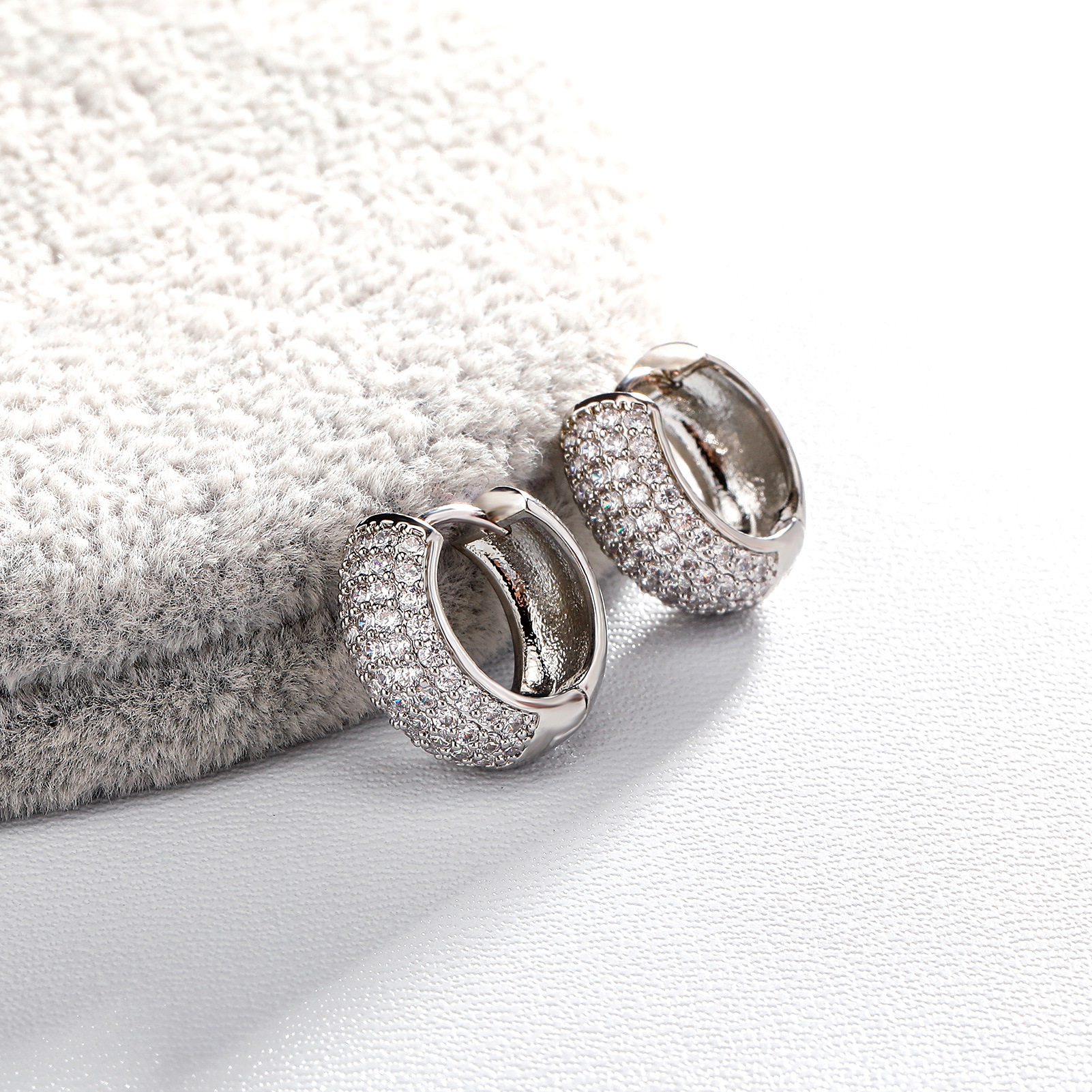 INS Hip Hop Volldiamantohrringe für Männer und Frauen einfache vielseitige Ohrringe High-End-Diamantohrringe_voghion.com