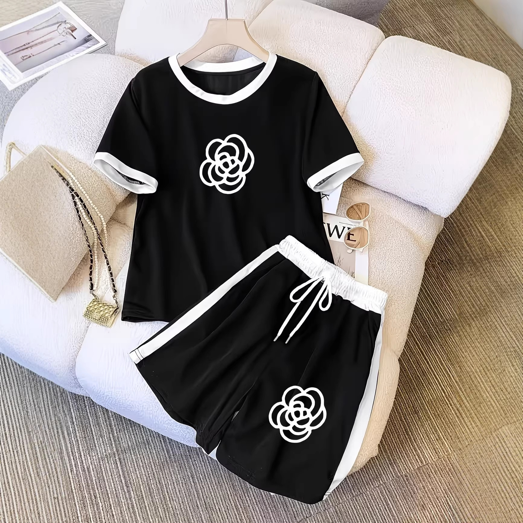 Luxuriöses zweiteiliges Set für Damen mit farblich abgesetztem Print: Lässiges, locker sitzendes Kurzarm-Top mit Shorts für den Sommer._voghion.com