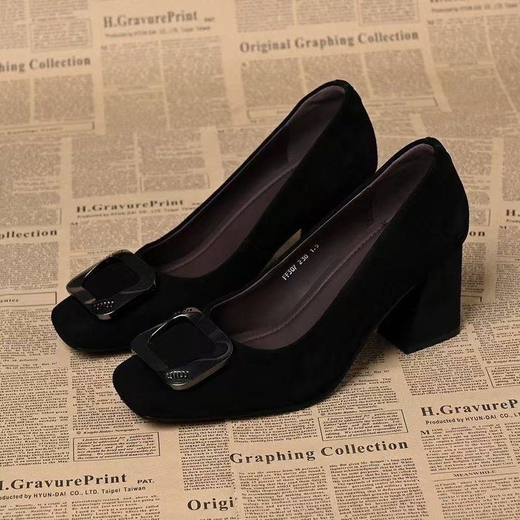 2026 nuevo estilo de primavera de cabeza cuadrada de metal cuadrado botón de talón grueso viajero poco profundo zapatos franceses de nicho de tacones altos para mujeres