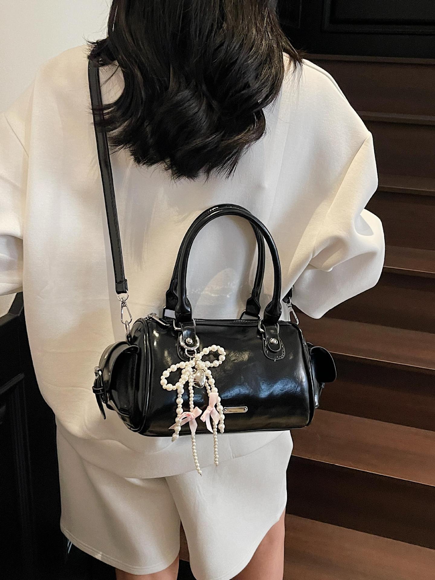 Versión coreana del bolso pequeño de mano súper caliente para mujer 2025 nuevo bolso de hombro de diseño de nicho bolso de mensajero popular de verano