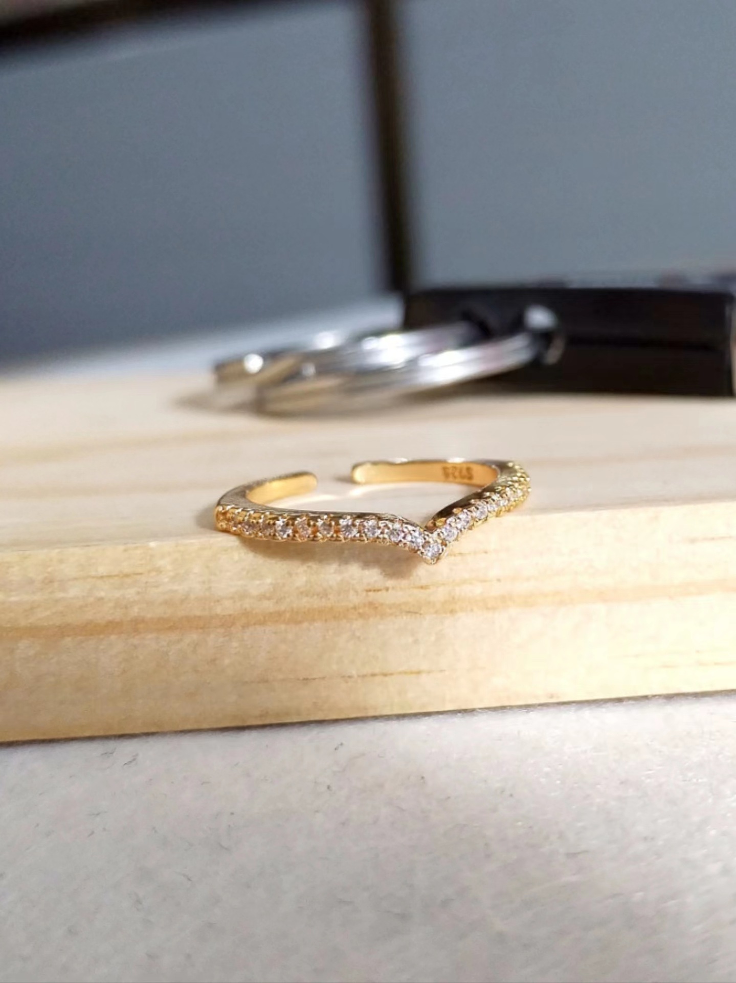 Exquisite V-shaped Zirconia Diamond Ring For Index Finger_voghion.com