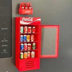 ミニコーラ冷凍庫冷蔵庫は家庭用冷蔵庫の磁気吸引装飾品スーパーの冷凍庫モデルのミニチュアシーンの置物を貼っています。
