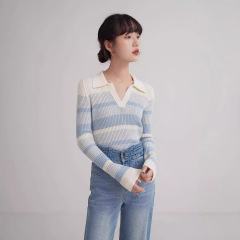 グラデーションの青いストライプのvネックのニットの女性の秋冬のデザイン感はスリムに見えます。
