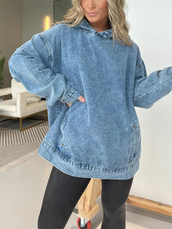 国境を越えた欧米の人気モデルの婦人服には、ゆったりとした帽子をかぶったカウボーイのセーターがついている|undefined