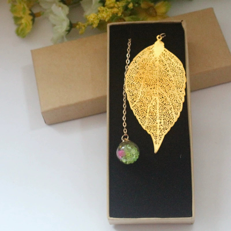 황금 잎, 녹색 다이아몬드, 붉은 꽃 구슬