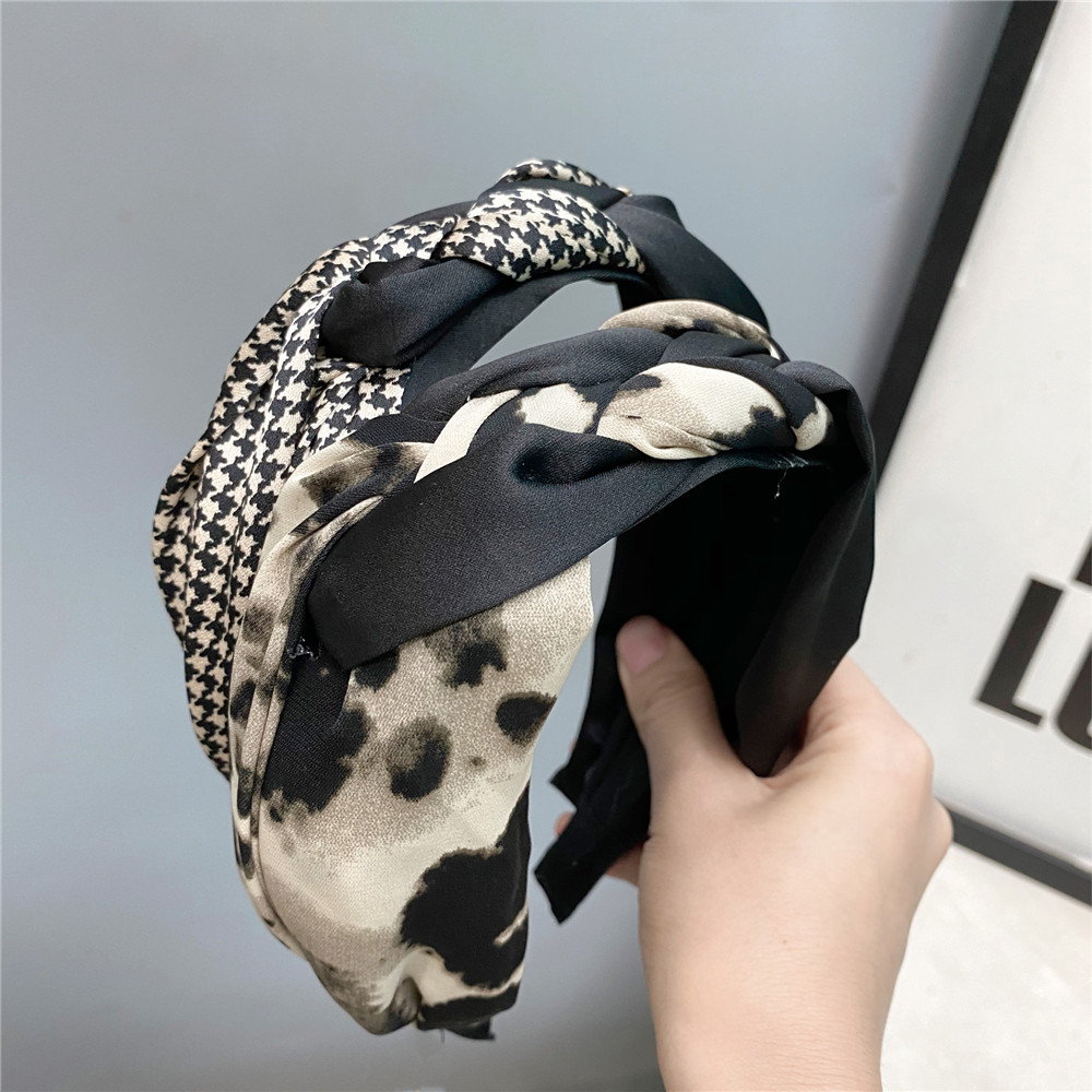 Retro Houndstooth Headband Broad-edged Black And White Leopard Print Twist Braid Hair Accessories display picture 1