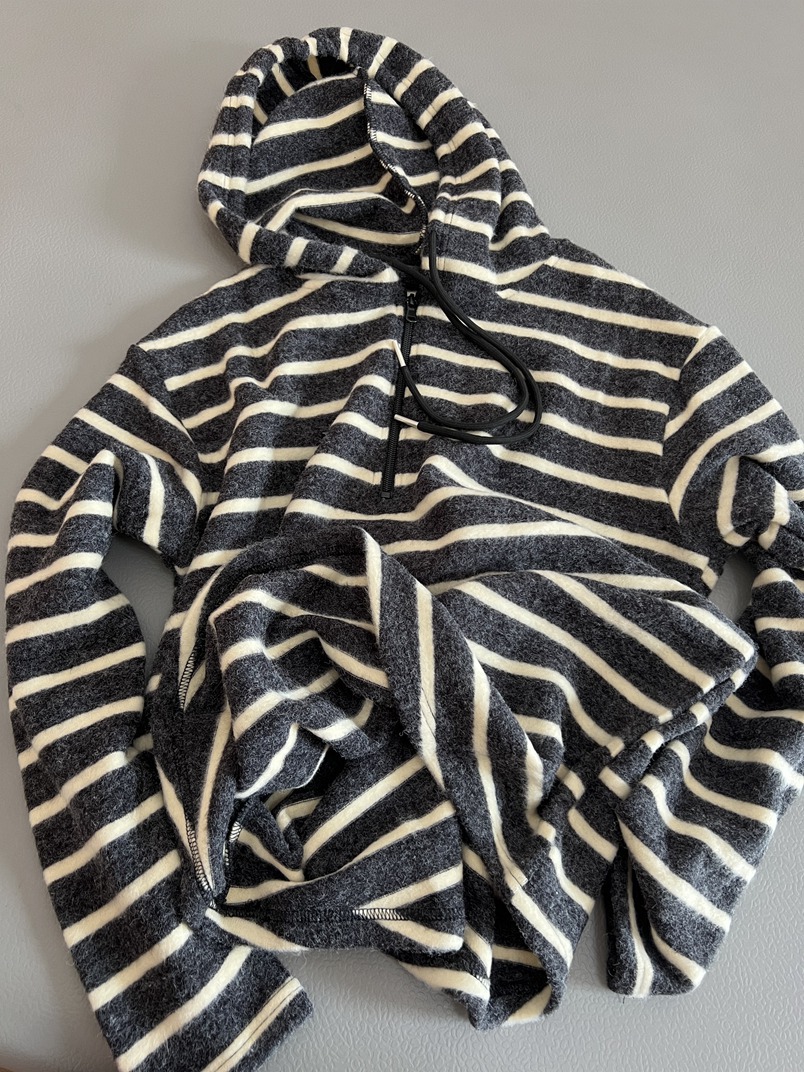 鶏を炒めるのは優しくて、ウサギのぬいぐるみの半ファスナーのストライプの帽子のシャツを着るのがとてもいいです。