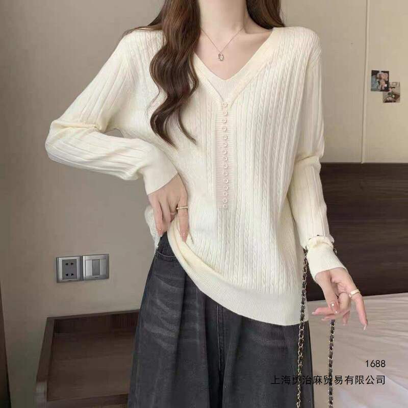 Soft cream-colored V-neck knit sweater, loose and slimming, faux two-piece design, for plus-size women, M size, inner layer knit top Soft cream-colored V-neck knit sweater, loose and slimming, faux two-piece design, for plus-size women, M size, inner layer knit top