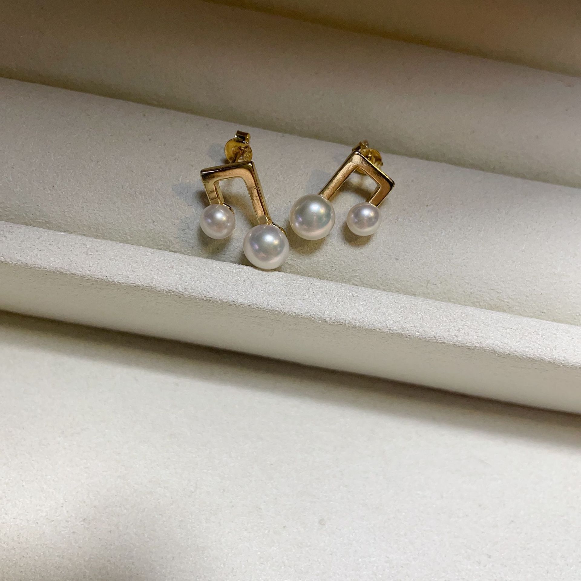 Elegant universal earrings from pearl
