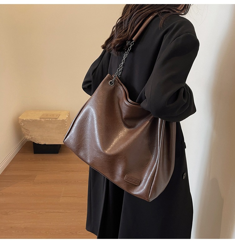 Pendlerveske med stor kapasitet for kvinner i 2023, ny høstmoteveske, eksklusiv følelse, crossbody-veske med kjede i utenlandsk stil_voghion.com