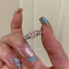 ピンクの方糖は貝の母の指輪の女性の軽豪華な高級感の指輪の小さい大衆の設計の食事の指輪の2025新型の爆発金をまねます。