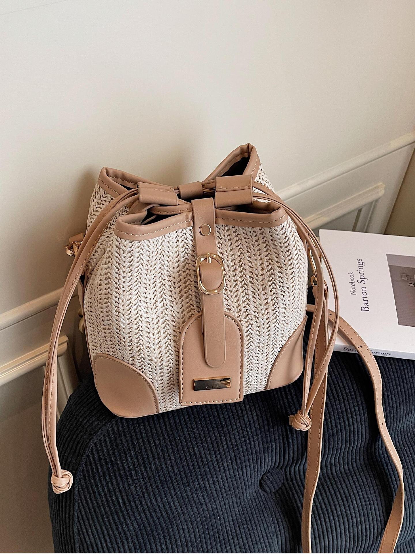 Bolso tejido femenino 2025 verano nuevo estilo juego junto al mar bolso de cubo de viaje tendencia bolsa de paja de mensajero de todo fósforo de nicho