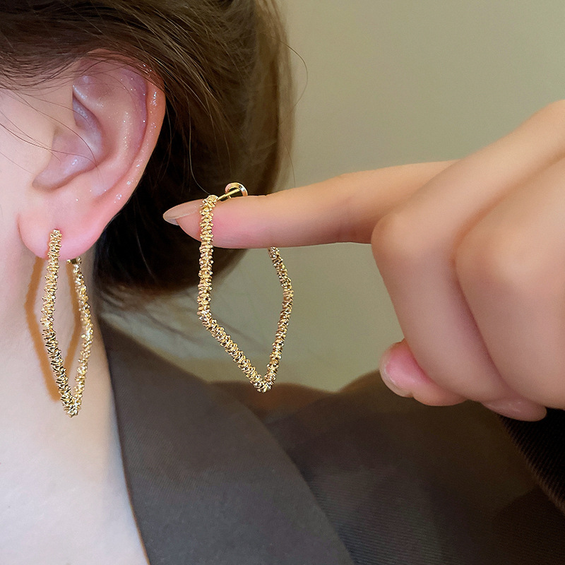 Pendientes geométricos de anillo simple de nuevo estilo transfronterizo de aguja de plata, sentido de diseño, pendientes de lujo simples y ligeros, pendientes de sentido de alta gama de moda al por mayor