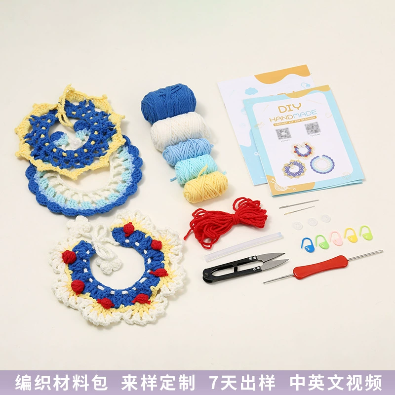 Сине-белый рождественский кошачий нагрудник ручной работы