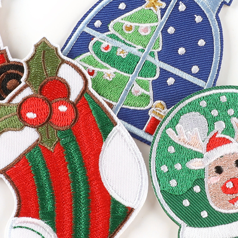つのクールなオリジナルの刺繍の服の付属品の刺繍はクリスマスシリーズの漫画のパッチのバッジの布を貼って雪だるまの布を貼って貼ります。|undefined