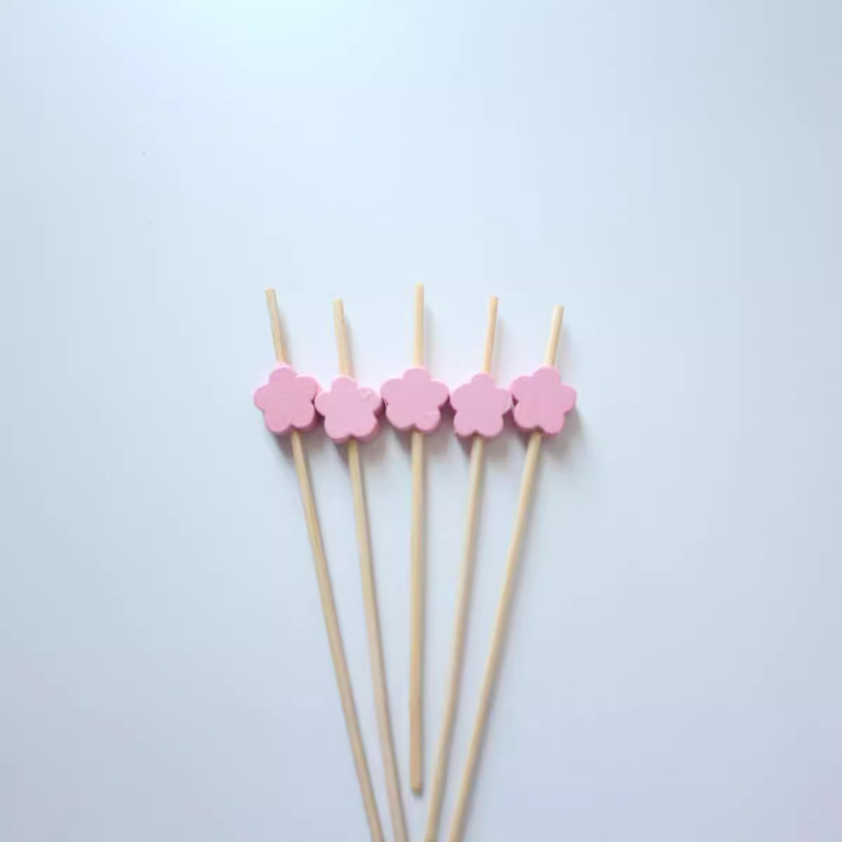Directo de fábrica al por mayor colorido ciruela flor desechable palo de fruta palo de bambú tenedor de fruta creativo sándwich palo de fruta enchufe