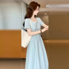 夏の新型の方襟の青いしわは腰のワンピースを収めます。