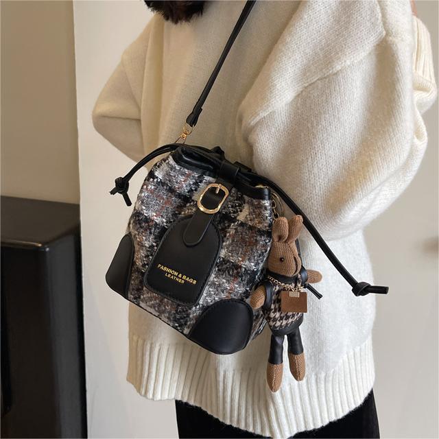 Textura de alto grado todo partido crossbody cubo hombro pequeño bolso para las mujeres 2023 nueva moda viajero retro bolsa de mensajero